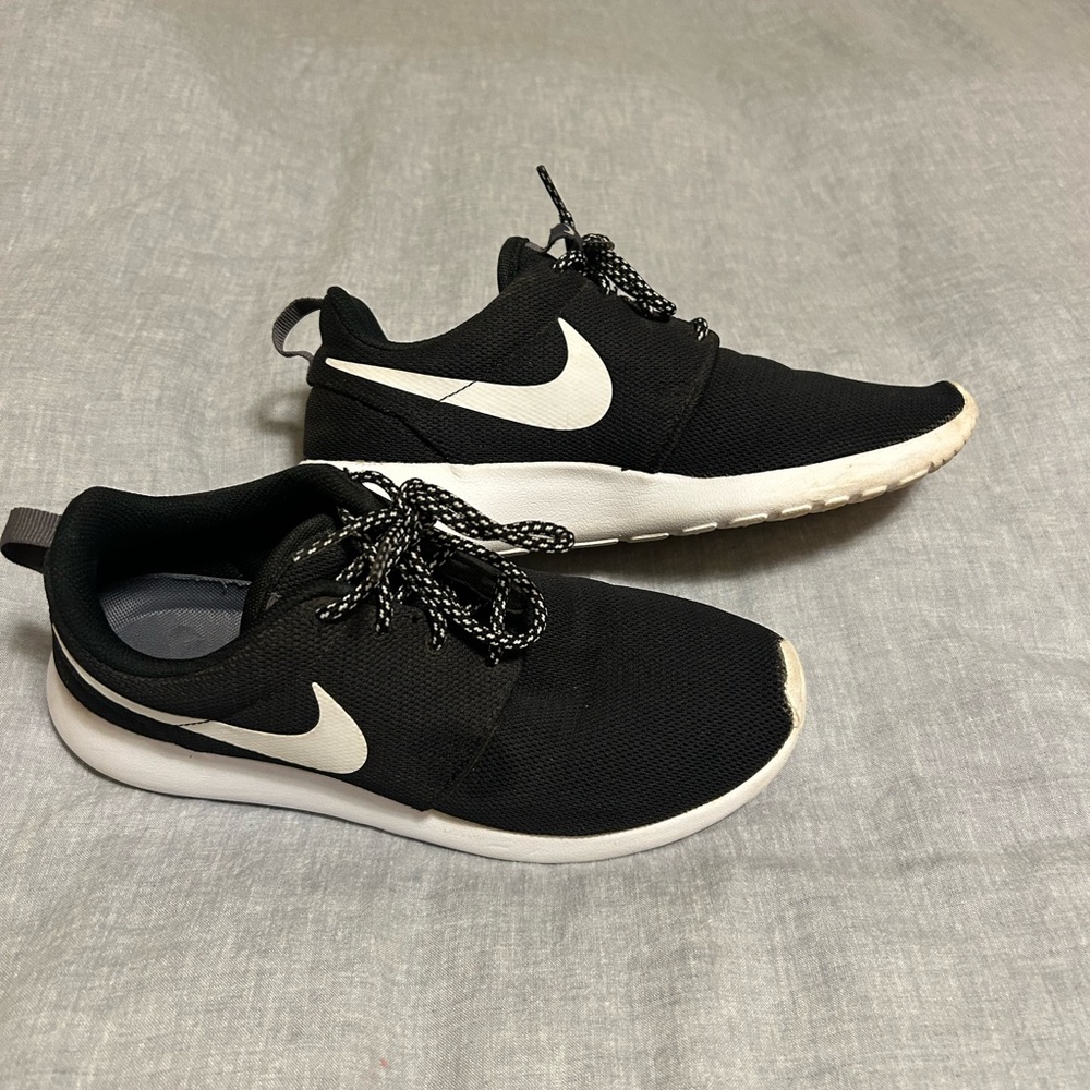 Nike Roche One Black and White Athletic Shoes - Women’s 7.5